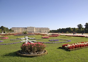 Globus Schoenbrunn Palace